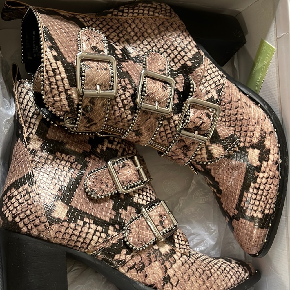 Steve Madden Hattie boot in Blush Snake
